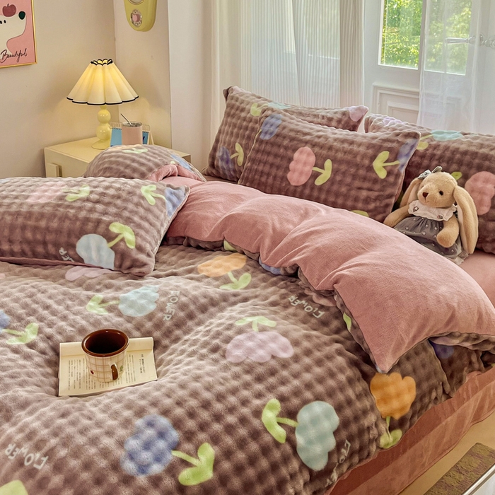 91家纺网 家纺一手货源 找家纺 梦纤绒 2025新款保暖舒适亲肤泡泡绒四件套 郁金香灰棕