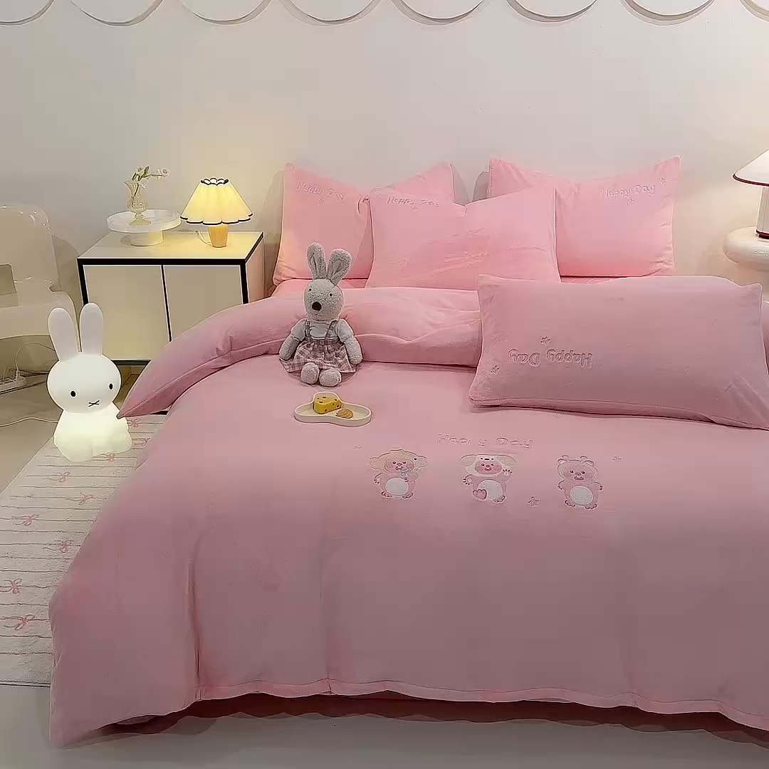 91家纺网 家纺一手货源 找家纺 （总）控价 2025新款 床盖款240克全消光A类刺绣牛奶绒四件套-可爱卢比