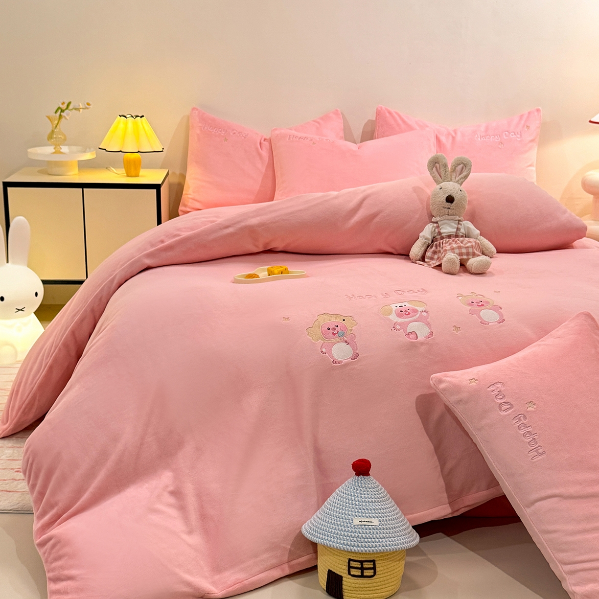 91家纺网 家纺一手货源 找家纺 （总）控价 2025新款 床盖款240克全消光A类刺绣牛奶绒四件套-可爱卢比