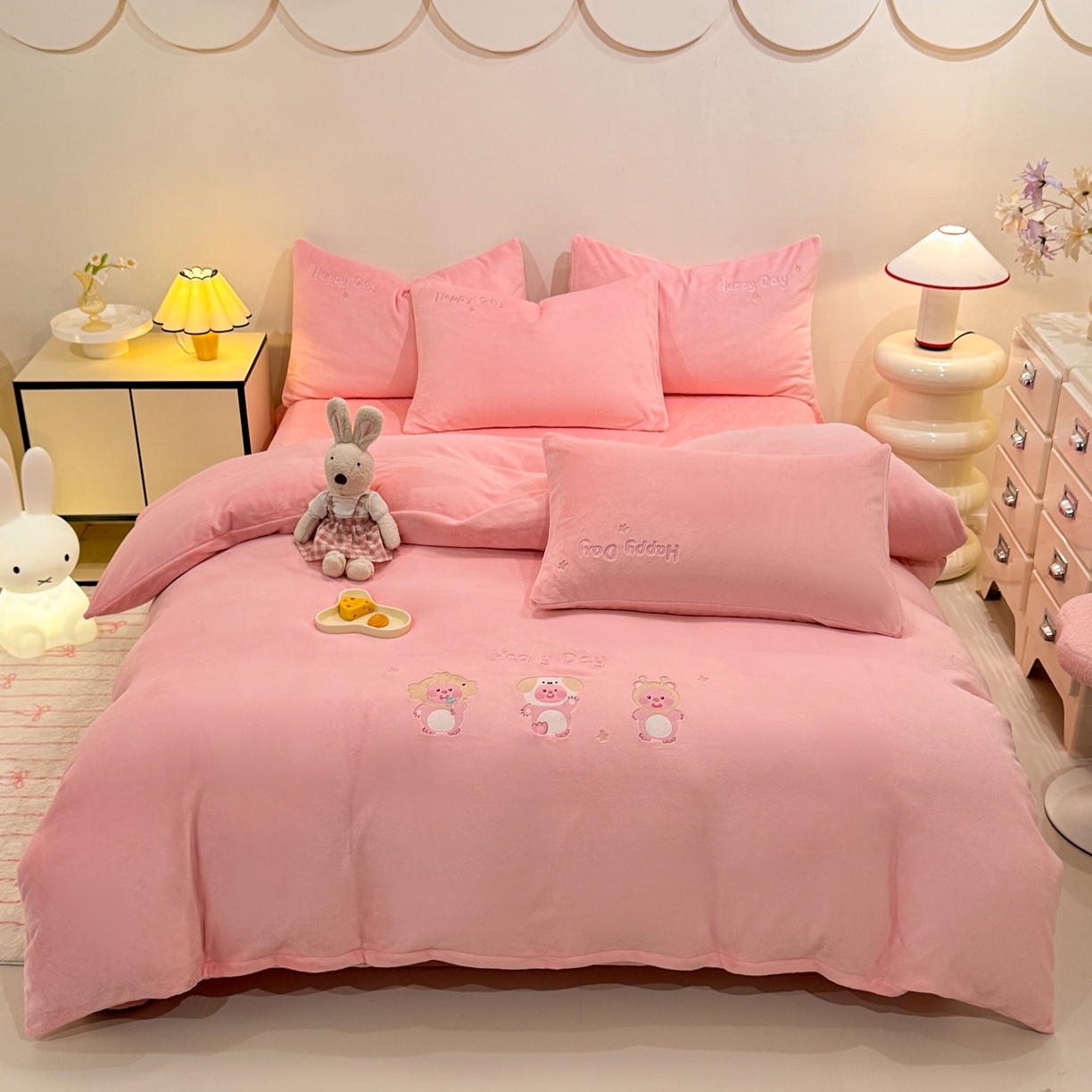 91家纺网 家纺一手货源 找家纺 （总）控价 2025新款 床盖款240克全消光A类刺绣牛奶绒四件套-可爱卢比