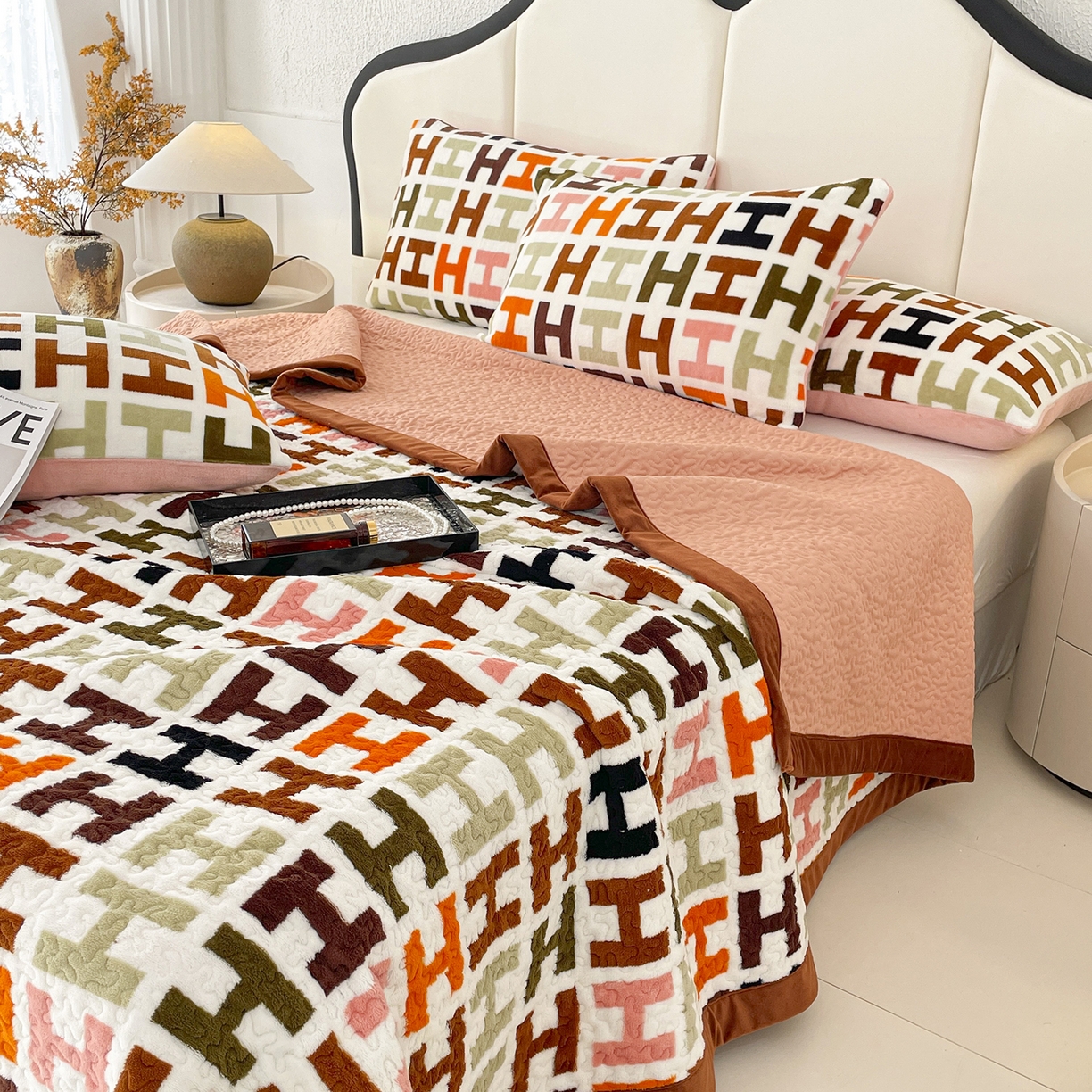 91家纺网 家纺一手货源 找家纺 （总）大渔生活 2025新款高克重牛奶绒夹棉床盖系列