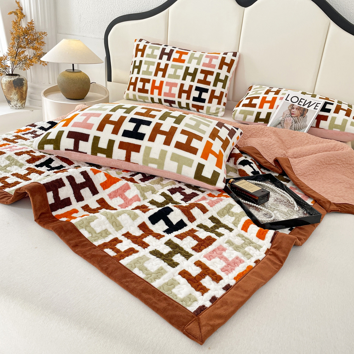 91家纺网 家纺一手货源 找家纺 大渔生活 2025新款高克重牛奶绒夹棉床盖系列 爱马仕