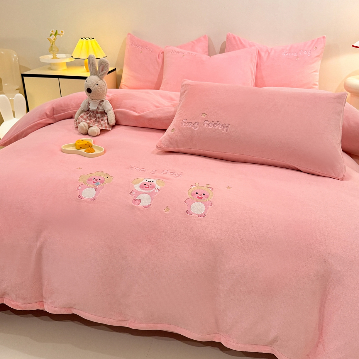 91家纺网 家纺一手货源 找家纺 （总）控价 2025新款 床盖款240克全消光A类刺绣牛奶绒四件套-可爱卢比