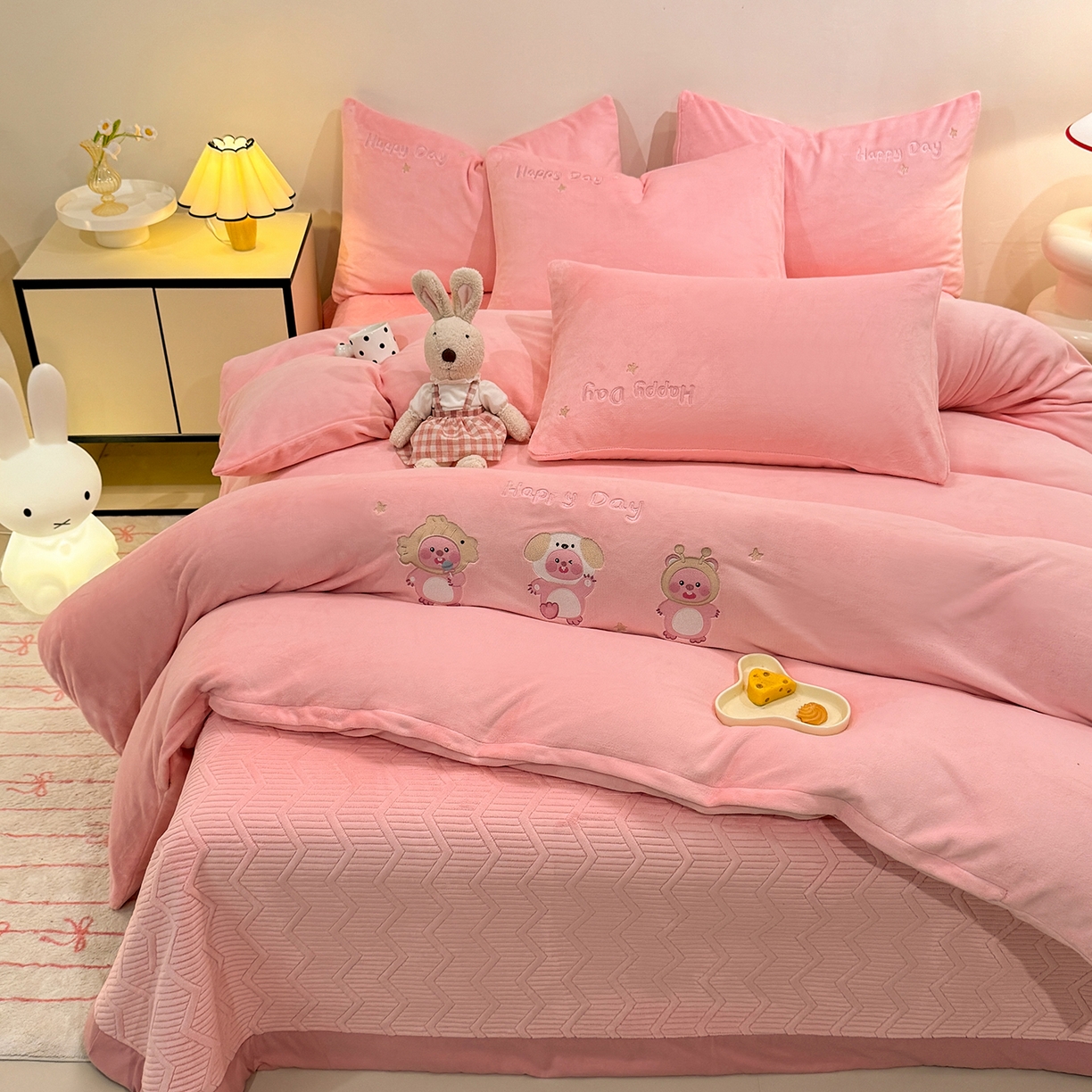 91家纺网 家纺一手货源 找家纺 （总）控价 2025新款 床盖款240克全消光A类刺绣牛奶绒四件套-可爱卢比