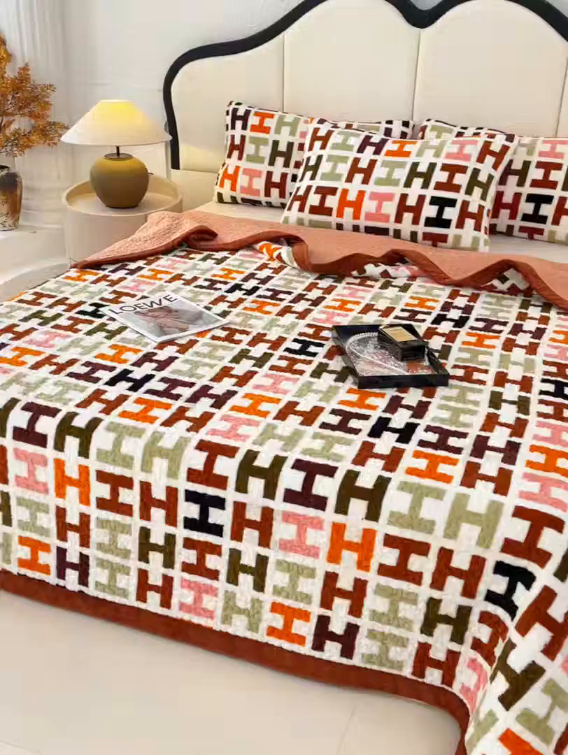 91家纺网 家纺一手货源 找家纺 大渔生活 2025新款高克重牛奶绒夹棉床盖系列 爱马仕