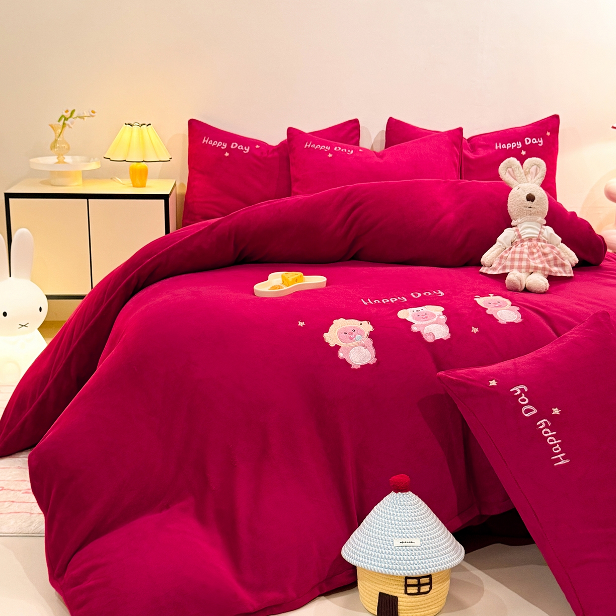 91家纺网 家纺一手货源 找家纺 （总）控价 2025新款 床盖款240克全消光A类刺绣牛奶绒四件套-可爱卢比