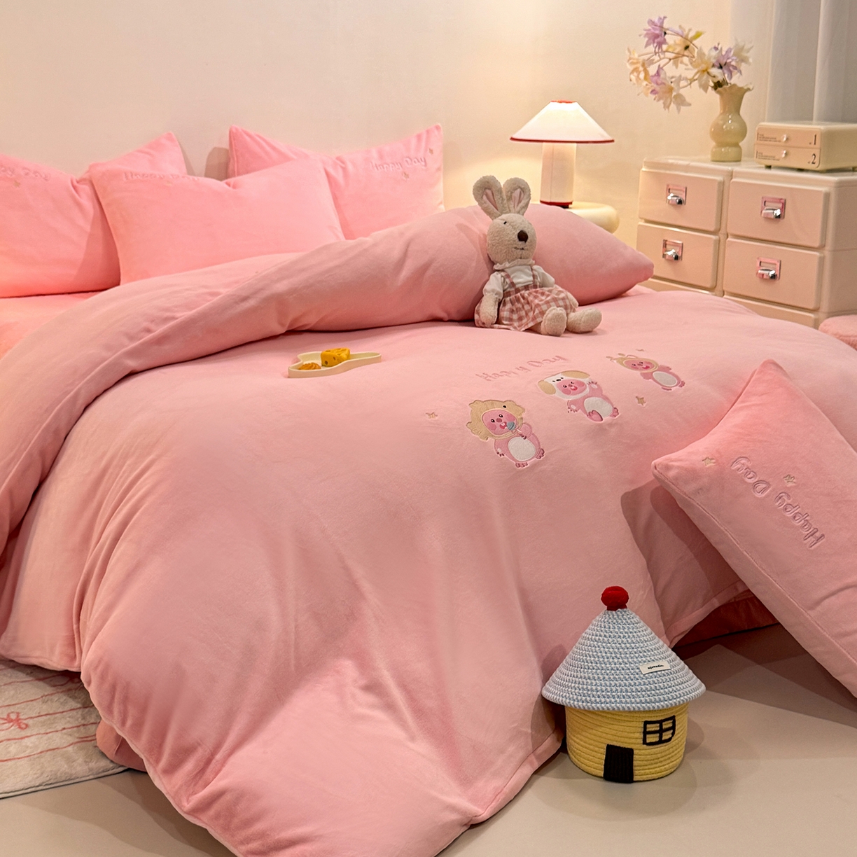 91家纺网 家纺一手货源 找家纺 新方向 2025新款全消光A类刺绣牛奶绒四件套-可爱卢比 可爱卢比-桃玉