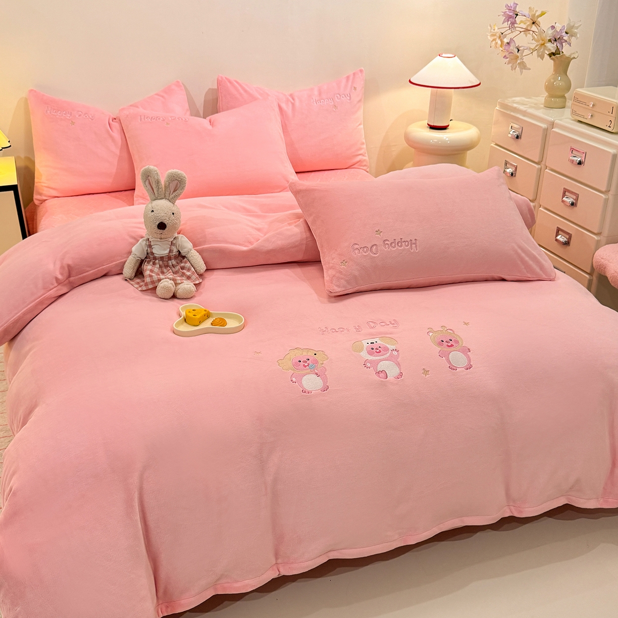 91家纺网 家纺一手货源 找家纺 新方向 2025新款全消光A类刺绣牛奶绒四件套-可爱卢比 可爱卢比-桃玉