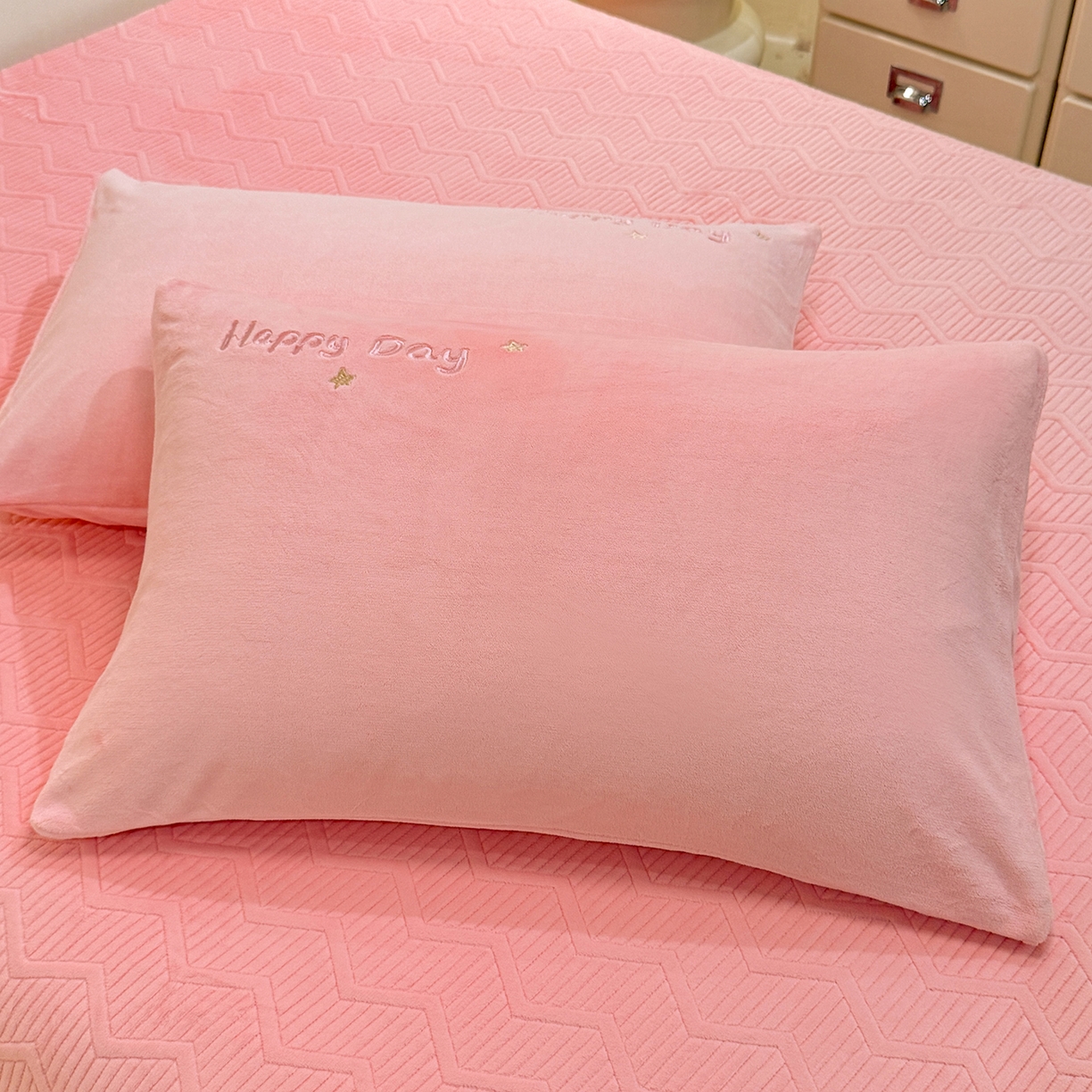 91家纺网 家纺一手货源 找家纺 新方向 2025新款全消光A类刺绣牛奶绒四件套-可爱卢比 可爱卢比-桃玉