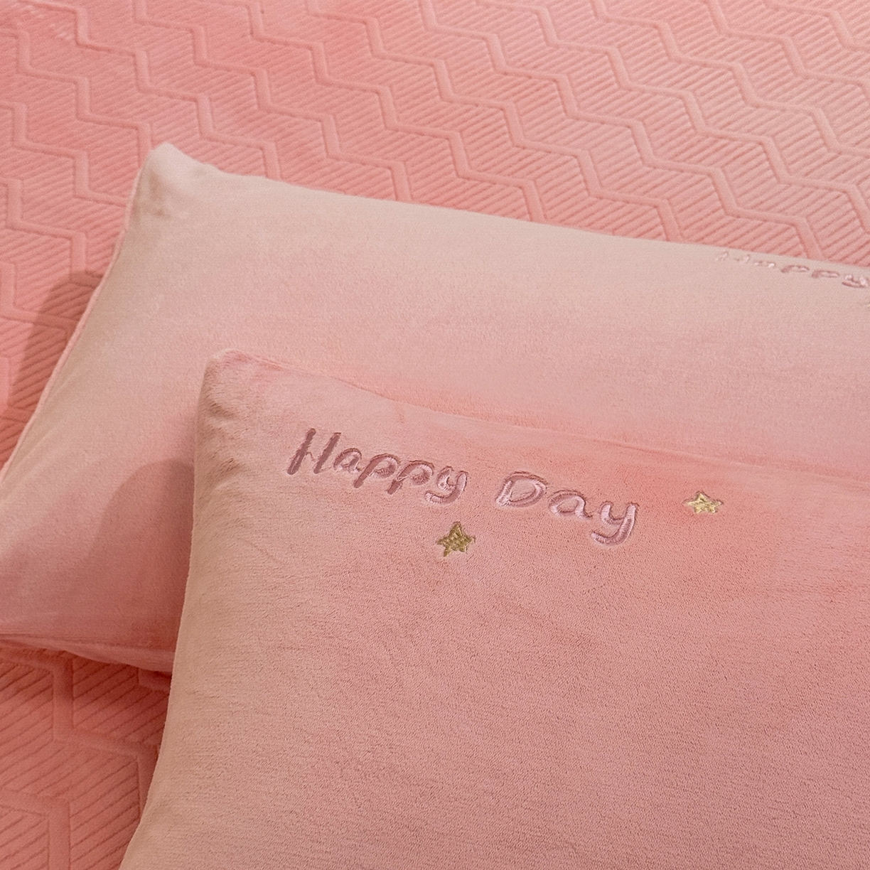 91家纺网 家纺一手货源 找家纺 新方向 2025新款全消光A类刺绣牛奶绒四件套-可爱卢比 可爱卢比-桃玉