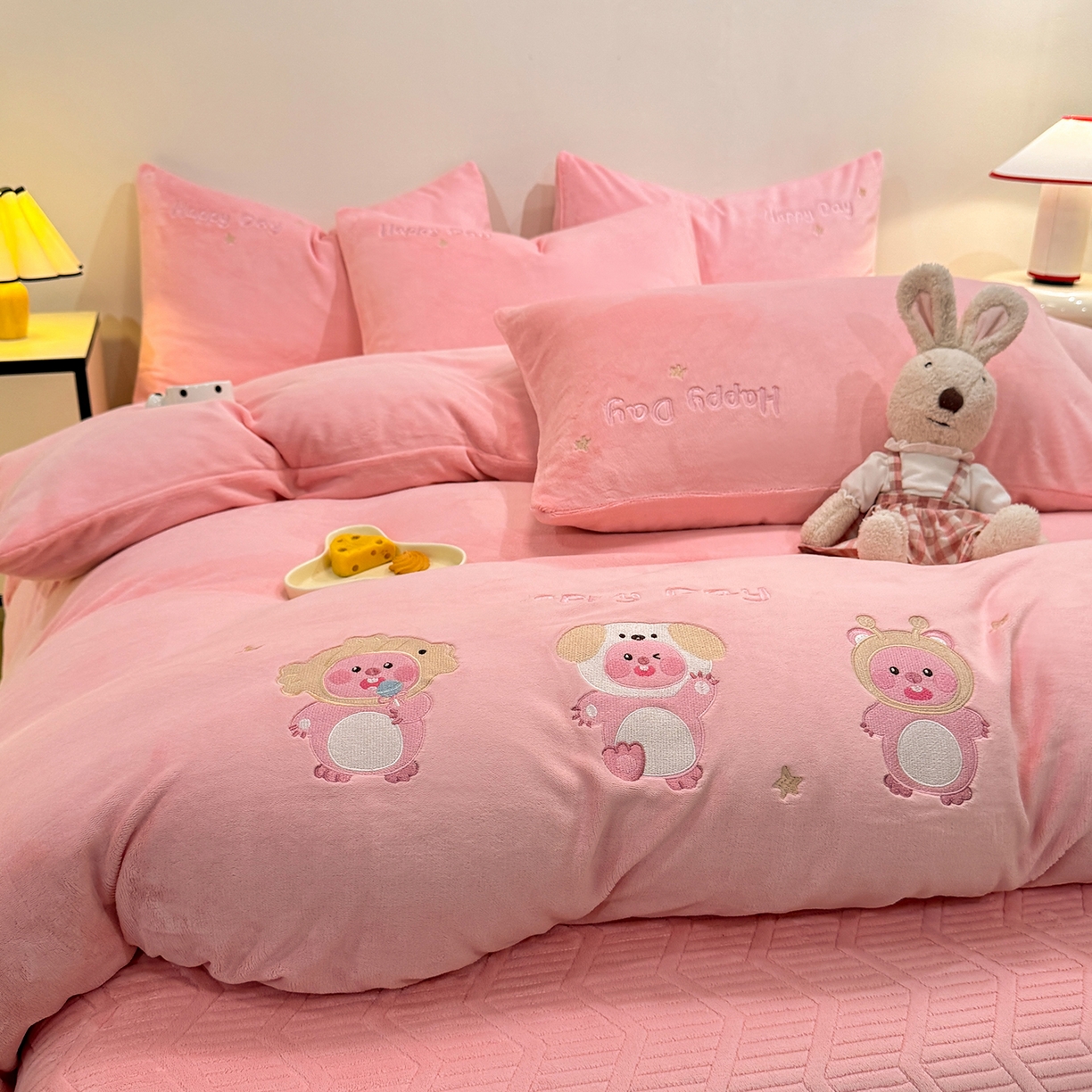 91家纺网 家纺一手货源 找家纺 新方向 2025新款全消光A类刺绣牛奶绒四件套-可爱卢比 可爱卢比-桃玉