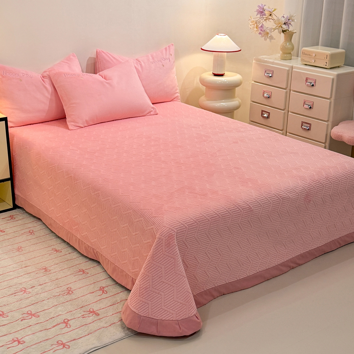 91家纺网 家纺一手货源 找家纺 新方向 2025新款全消光A类刺绣牛奶绒四件套-可爱卢比 可爱卢比-桃玉