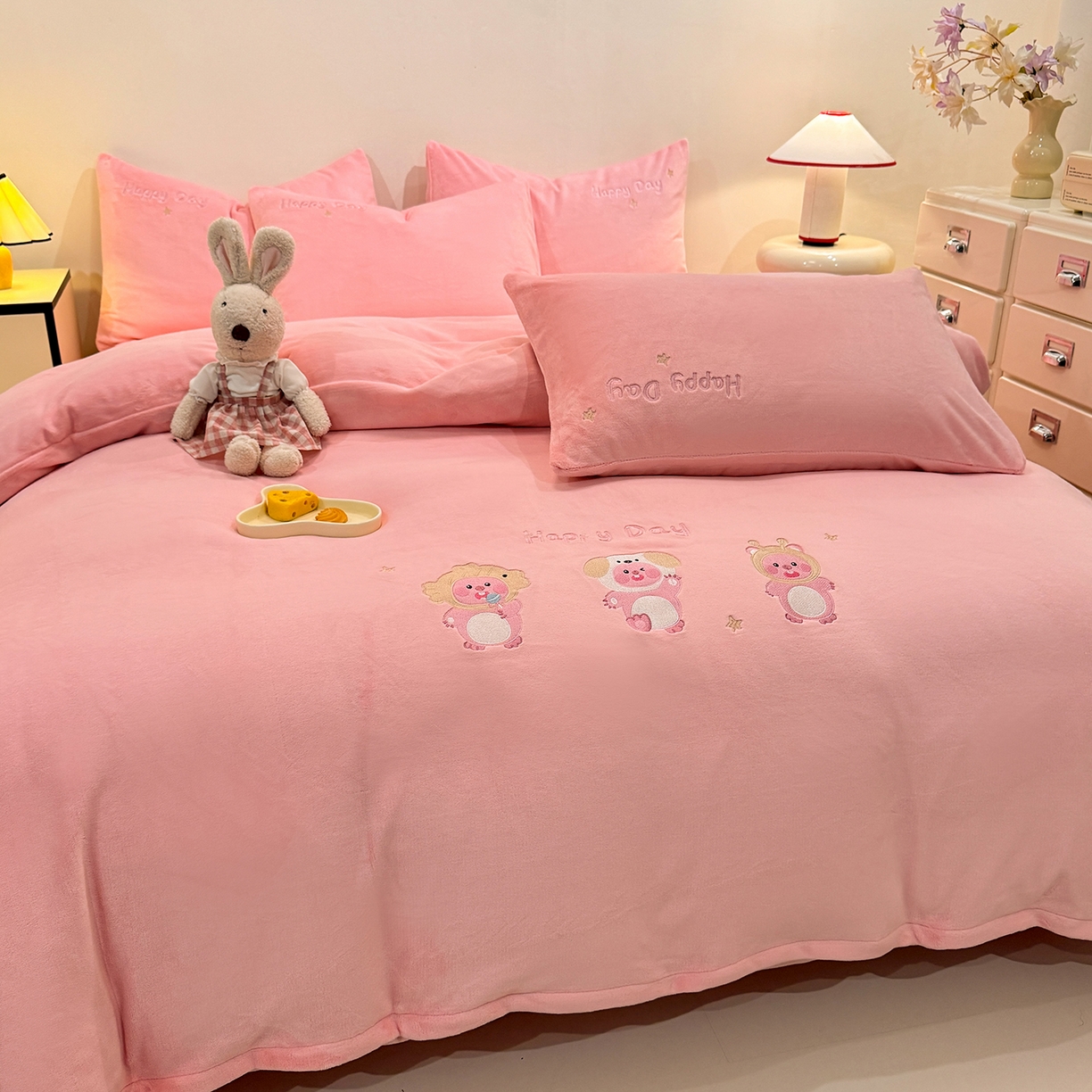 91家纺网 家纺一手货源 找家纺 新方向 2025新款全消光A类刺绣牛奶绒四件套-可爱卢比 可爱卢比-桃玉