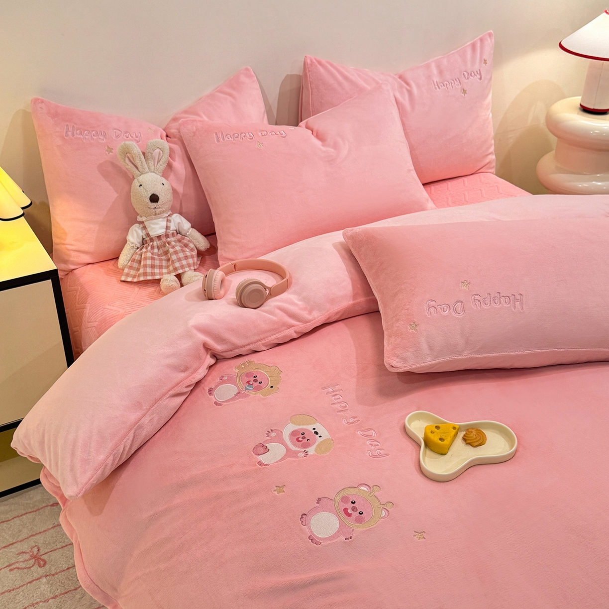 91家纺网 家纺一手货源 找家纺 新方向 2025新款全消光A类刺绣牛奶绒四件套-可爱卢比 可爱卢比-桃玉