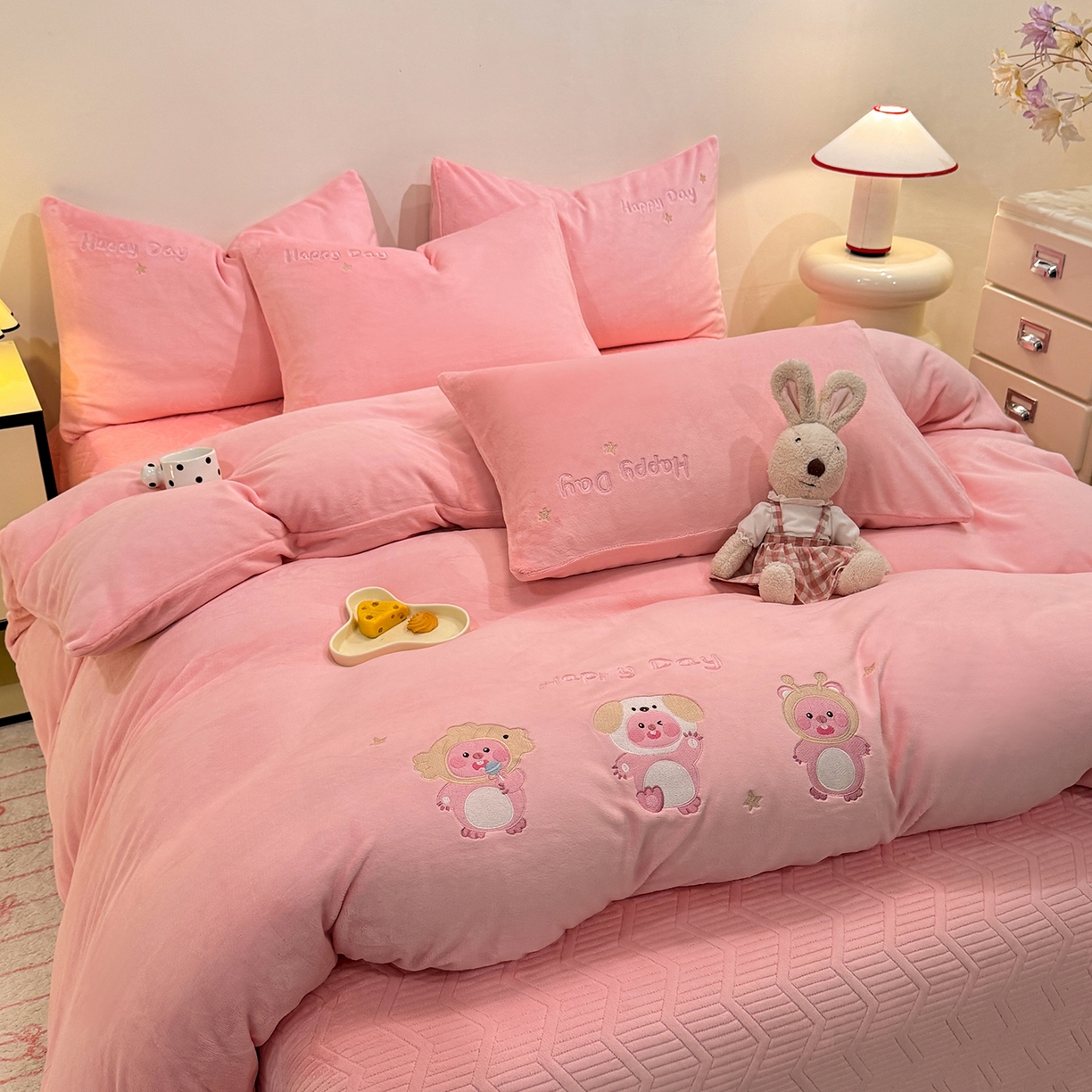 91家纺网 家纺一手货源 找家纺 新方向 2025新款全消光A类刺绣牛奶绒四件套-可爱卢比 可爱卢比-桃玉