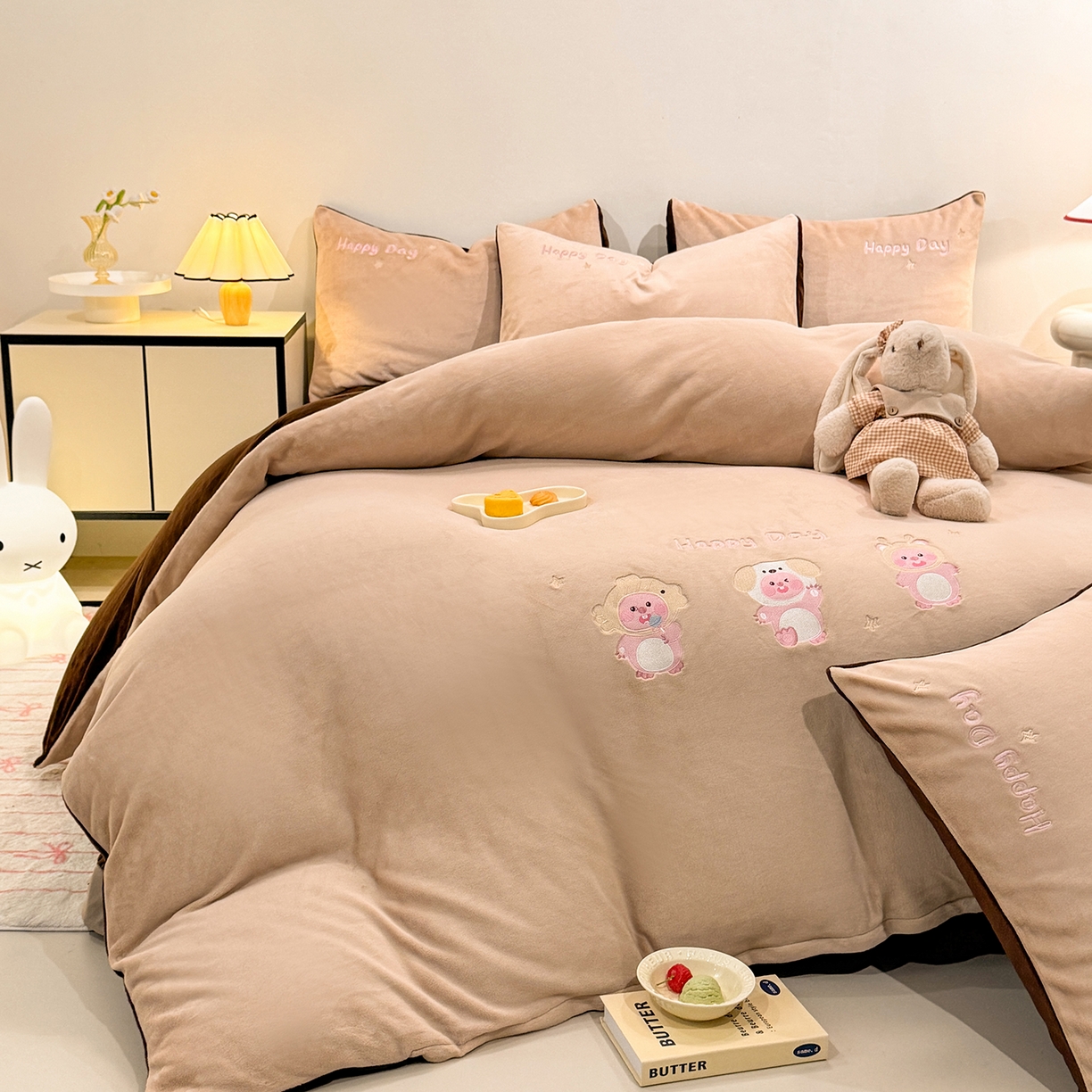 新方向 2025新款全消光A类刺绣牛奶绒四件套-可爱卢比 可爱卢比-香槟咖