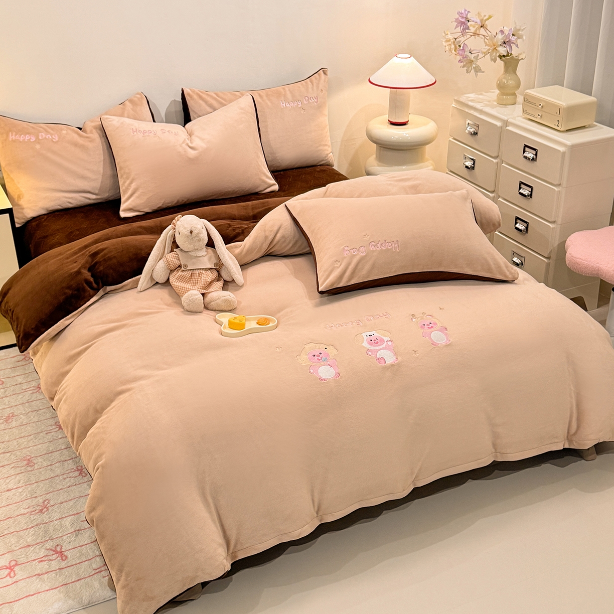 91家纺网 家纺一手货源 找家纺 新方向 2025新款全消光A类刺绣牛奶绒四件套-可爱卢比 可爱卢比-香槟咖