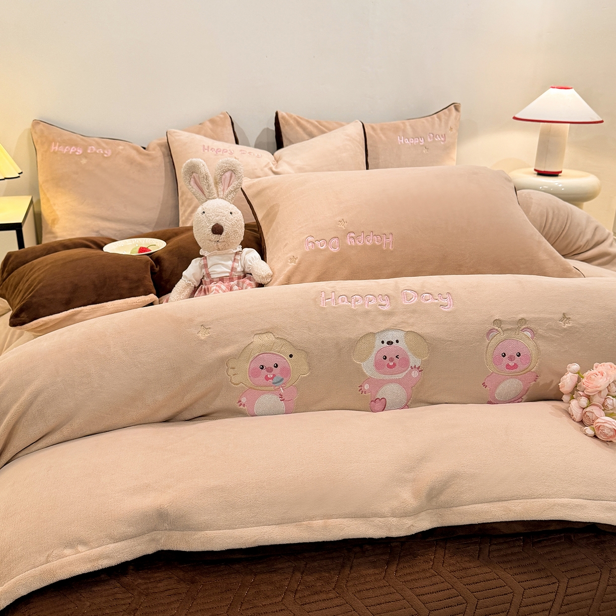 91家纺网 家纺一手货源 找家纺 新方向 2025新款全消光A类刺绣牛奶绒四件套-可爱卢比 可爱卢比-香槟咖