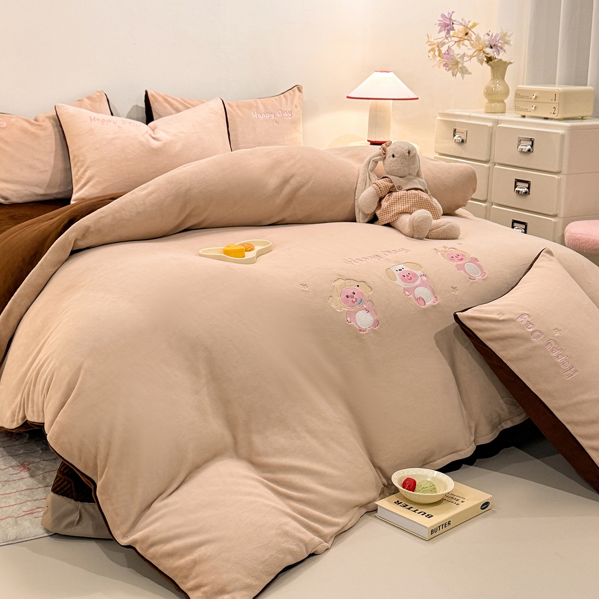 91家纺网 家纺一手货源 找家纺 新方向 2025新款全消光A类刺绣牛奶绒四件套-可爱卢比 可爱卢比-香槟咖