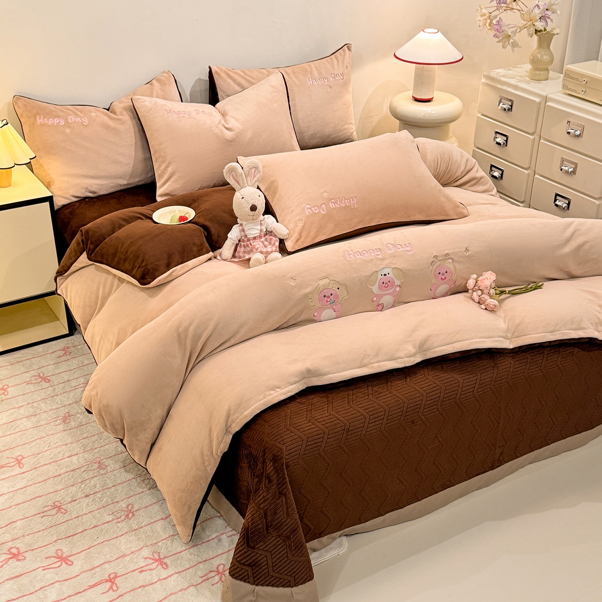 91家纺网 家纺一手货源 找家纺 新方向 2025新款全消光A类刺绣牛奶绒四件套-可爱卢比 可爱卢比-香槟咖