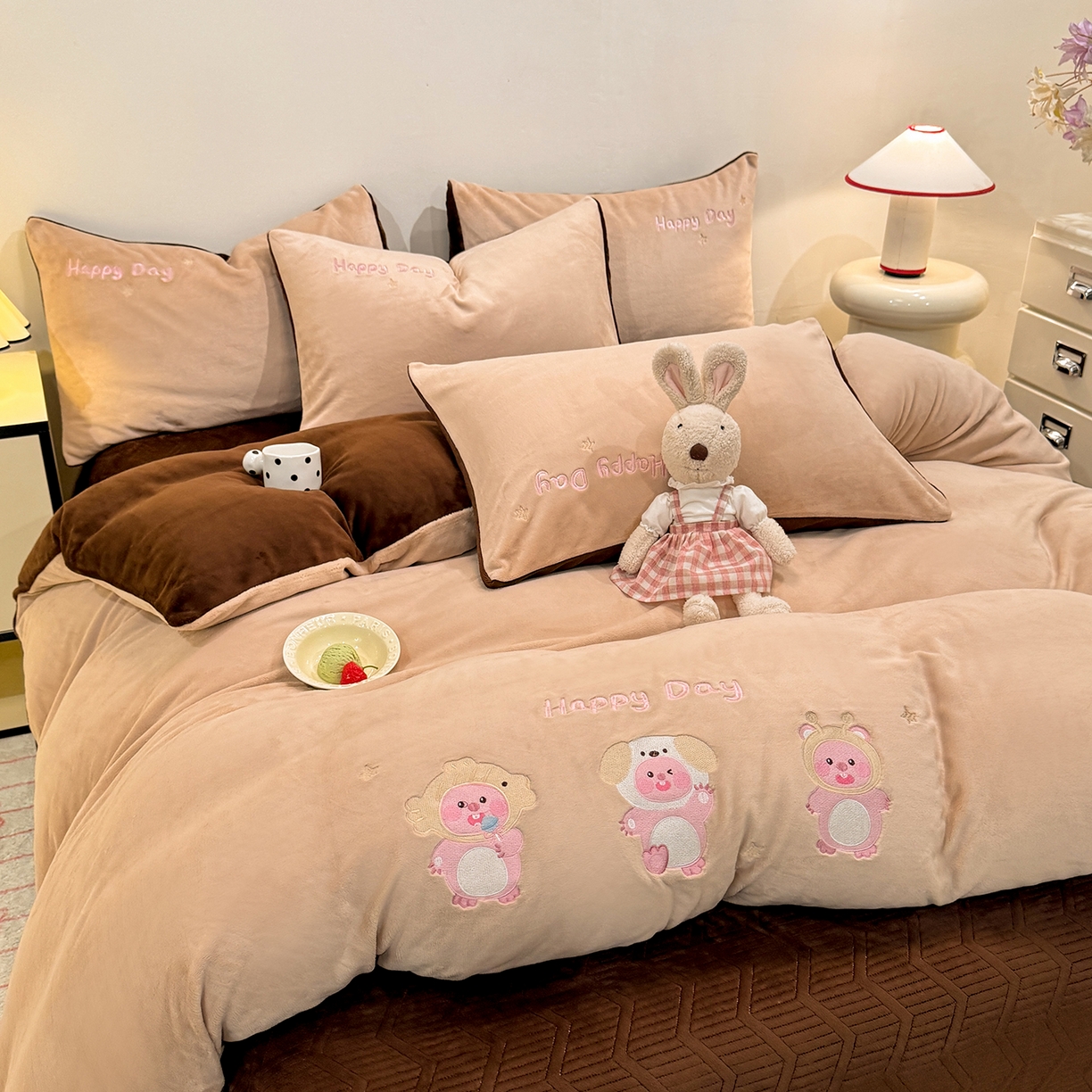 91家纺网 家纺一手货源 找家纺 新方向 2025新款全消光A类刺绣牛奶绒四件套-可爱卢比 可爱卢比-香槟咖