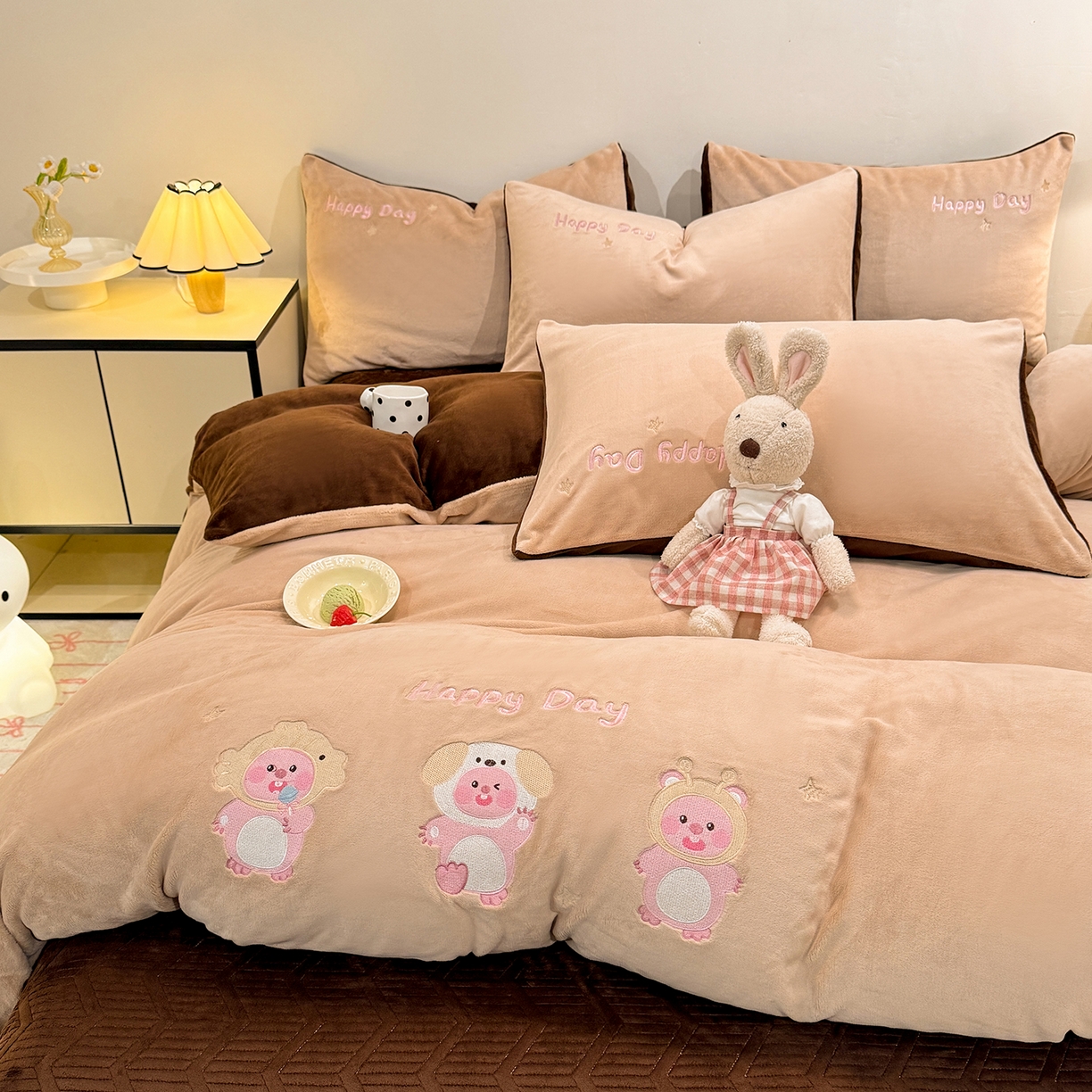 91家纺网 家纺一手货源 找家纺 新方向 2025新款全消光A类刺绣牛奶绒四件套-可爱卢比 可爱卢比-香槟咖