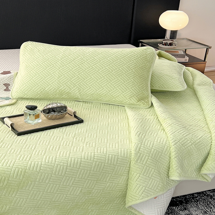 91家纺网 家纺一手货源 找家纺 茉夕家纺 2025新款云朵系列棉+牛奶绒单床盖 床盖单件 云朵-青果绿