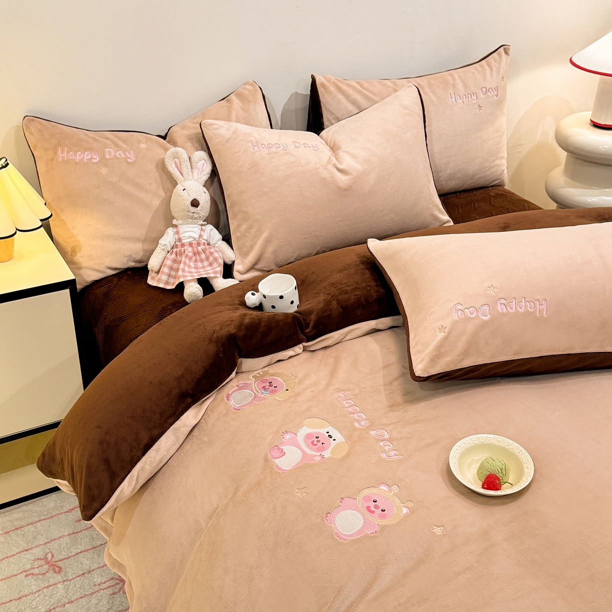 91家纺网 家纺一手货源 找家纺 新方向 2025新款全消光A类刺绣牛奶绒四件套-可爱卢比 可爱卢比-香槟咖