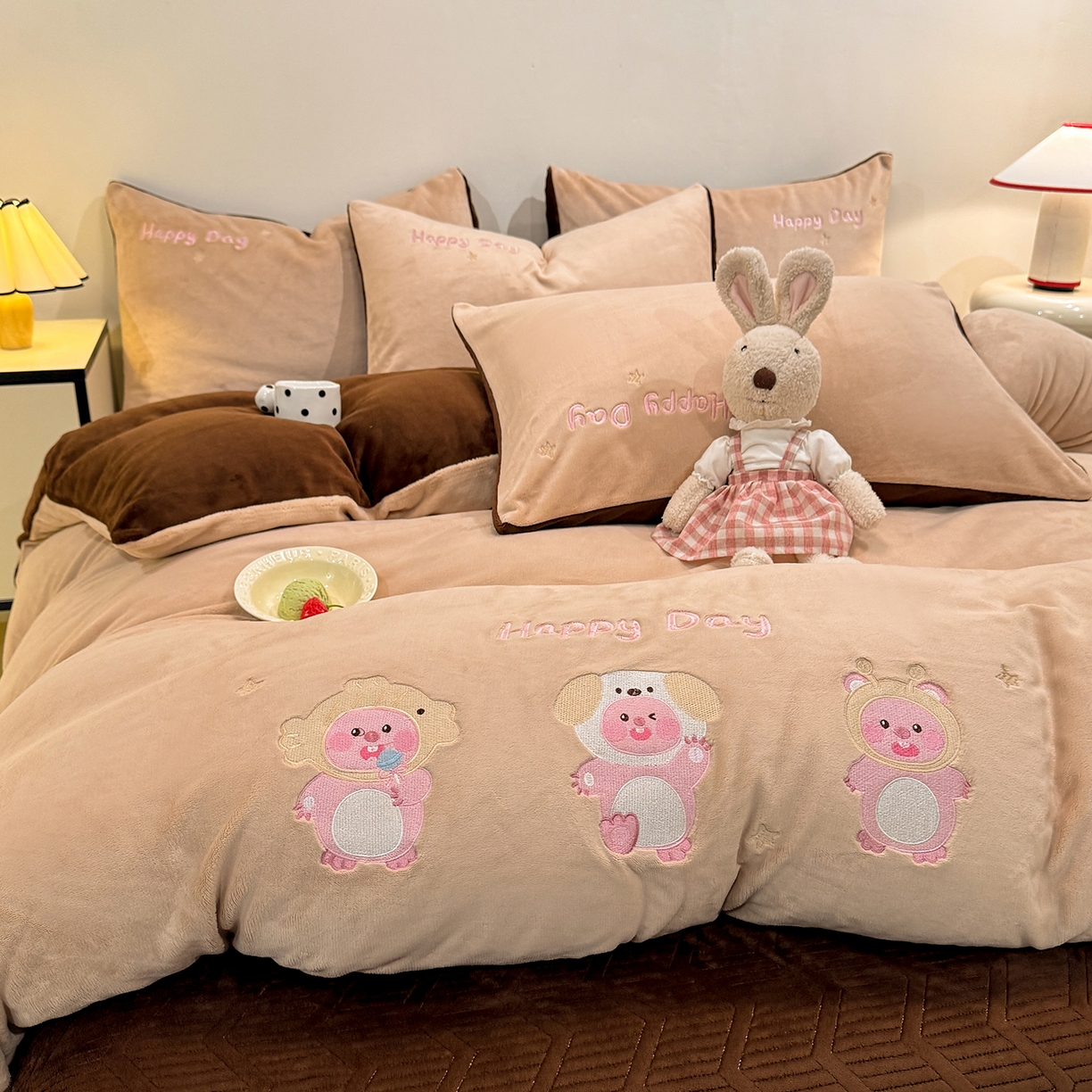 91家纺网 家纺一手货源 找家纺 新方向 2025新款全消光A类刺绣牛奶绒四件套-可爱卢比 可爱卢比-香槟咖