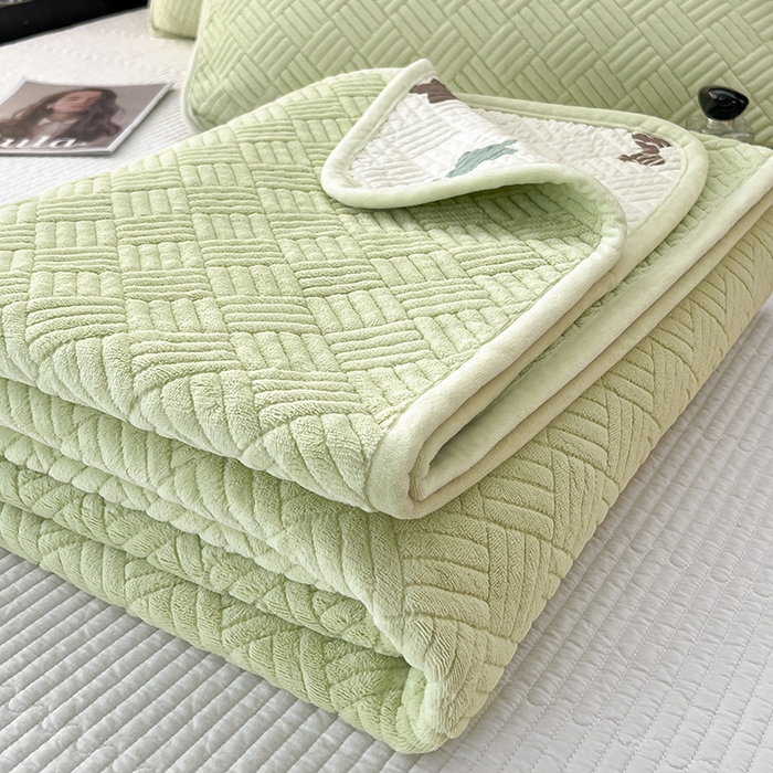 91家纺网 家纺一手货源 找家纺 茉夕家纺 2025新款云朵系列棉+牛奶绒单床盖 床盖单件 云朵-青果绿