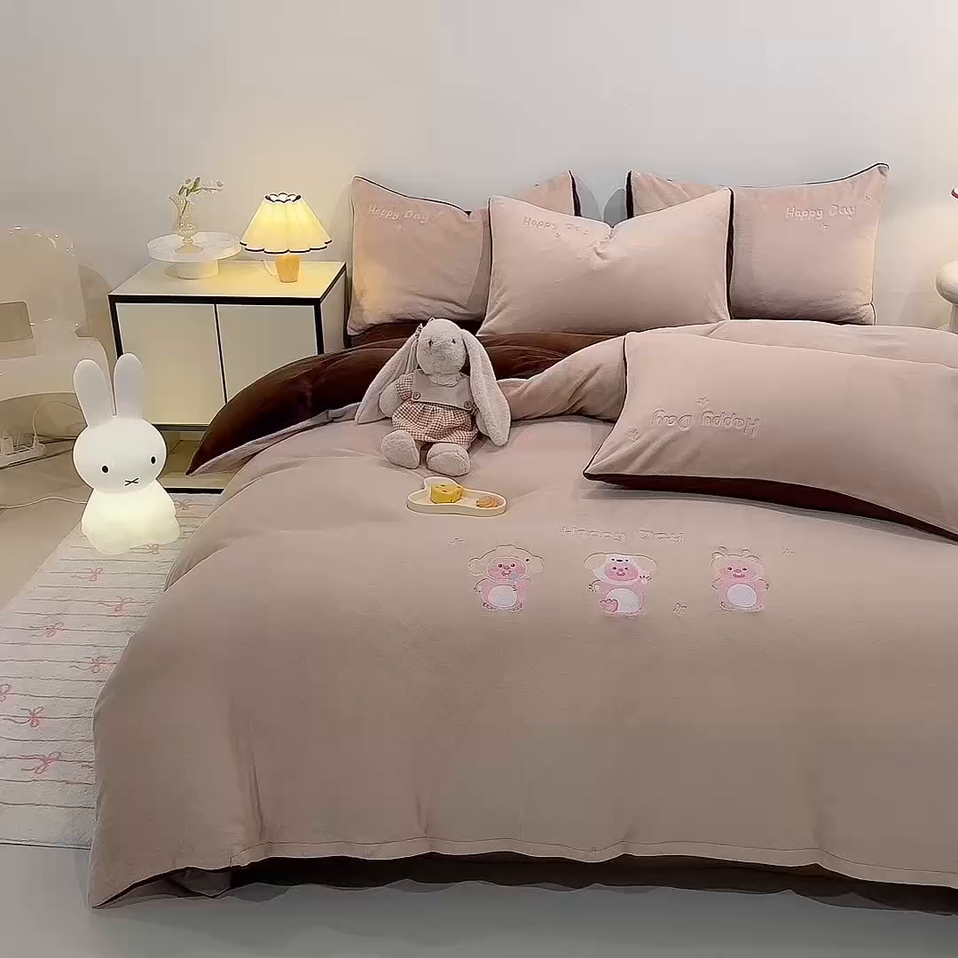 91家纺网 家纺一手货源 找家纺 新方向 2025新款全消光A类刺绣牛奶绒四件套-可爱卢比 可爱卢比-香槟咖