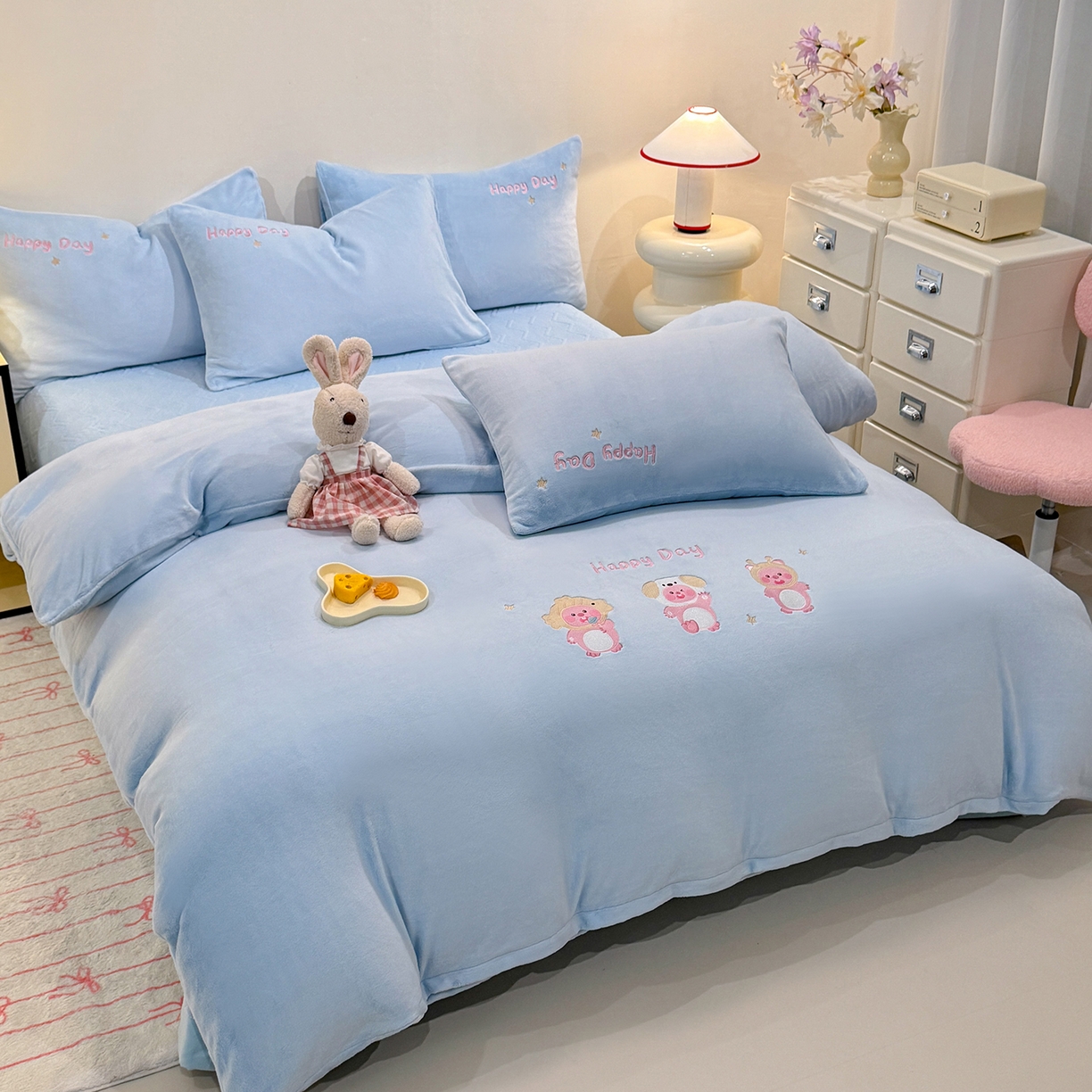 91家纺网 家纺一手货源 找家纺 新方向 2025新款全消光A类刺绣牛奶绒四件套-可爱卢比 可爱卢比-星月蓝