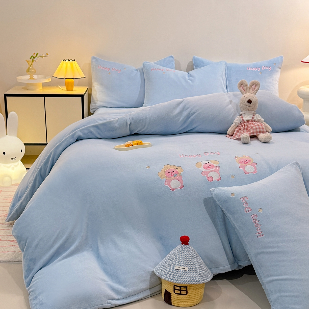 91家纺网 家纺一手货源 找家纺 新方向 2025新款全消光A类刺绣牛奶绒四件套-可爱卢比 可爱卢比-星月蓝