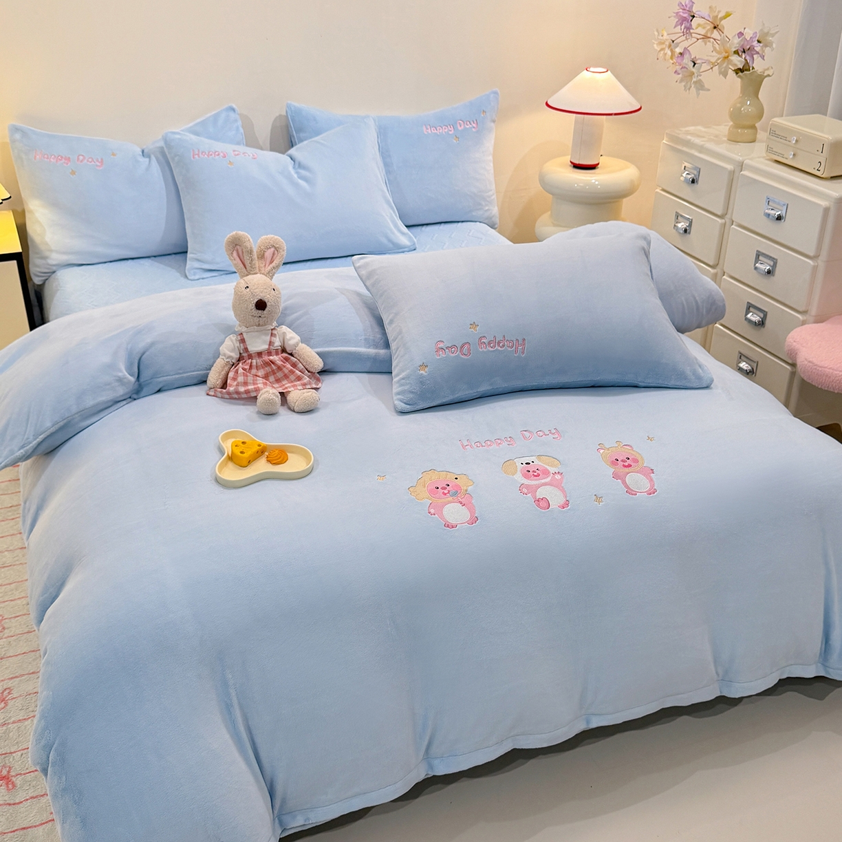 91家纺网 家纺一手货源 找家纺 新方向 2025新款全消光A类刺绣牛奶绒四件套-可爱卢比 可爱卢比-星月蓝