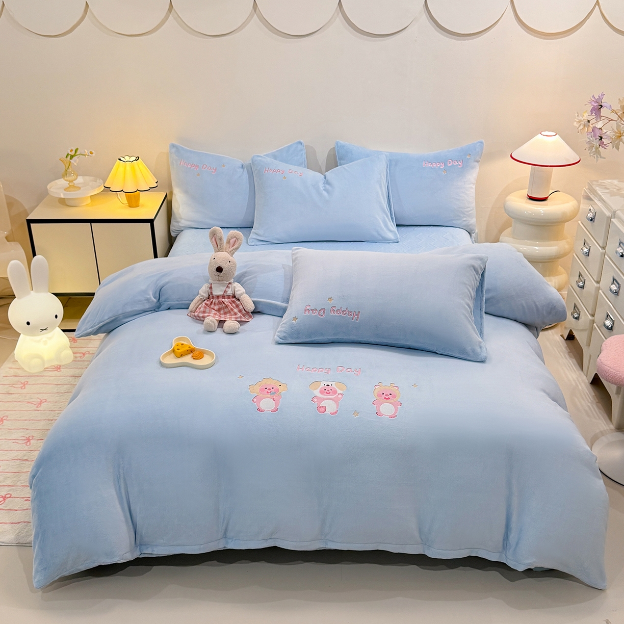 91家纺网 家纺一手货源 找家纺 新方向 2025新款全消光A类刺绣牛奶绒四件套-可爱卢比 可爱卢比-星月蓝