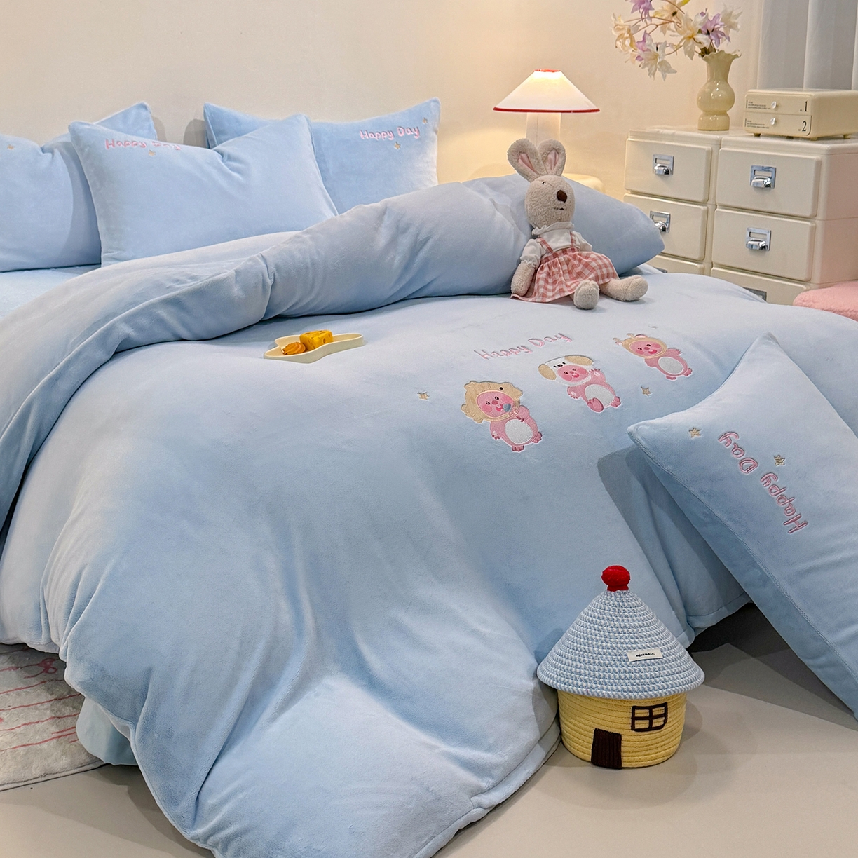 91家纺网 家纺一手货源 找家纺 新方向 2025新款全消光A类刺绣牛奶绒四件套-可爱卢比 可爱卢比-星月蓝