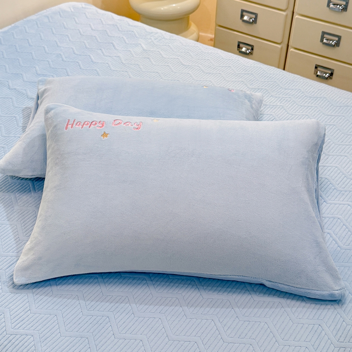 91家纺网 家纺一手货源 找家纺 新方向 2025新款全消光A类刺绣牛奶绒四件套-可爱卢比 可爱卢比-星月蓝