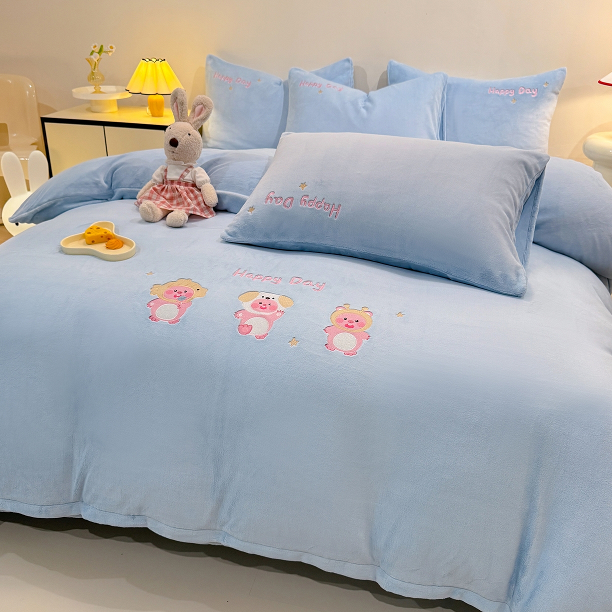 91家纺网 家纺一手货源 找家纺 新方向 2025新款全消光A类刺绣牛奶绒四件套-可爱卢比 可爱卢比-星月蓝