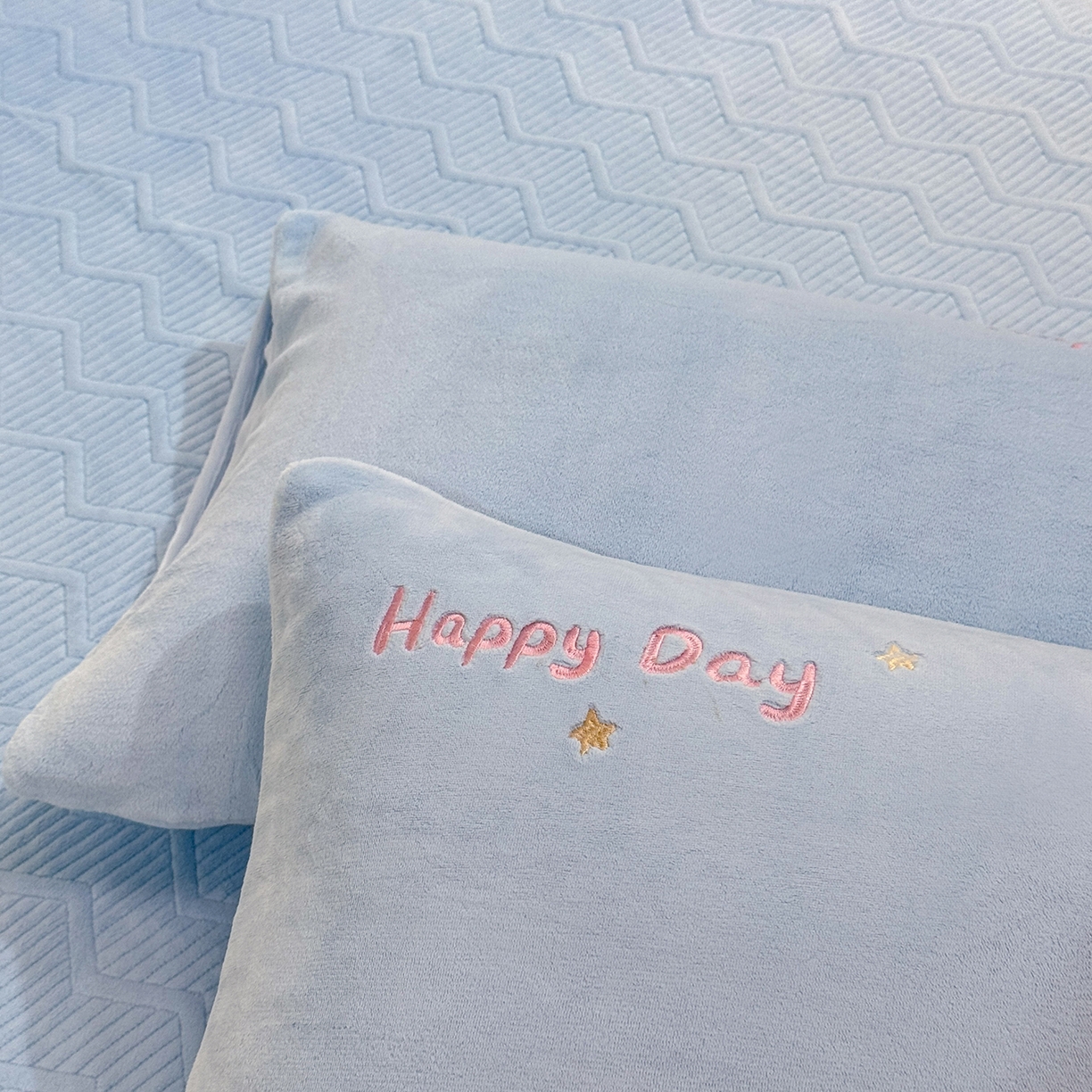 91家纺网 家纺一手货源 找家纺 新方向 2025新款全消光A类刺绣牛奶绒四件套-可爱卢比 可爱卢比-星月蓝