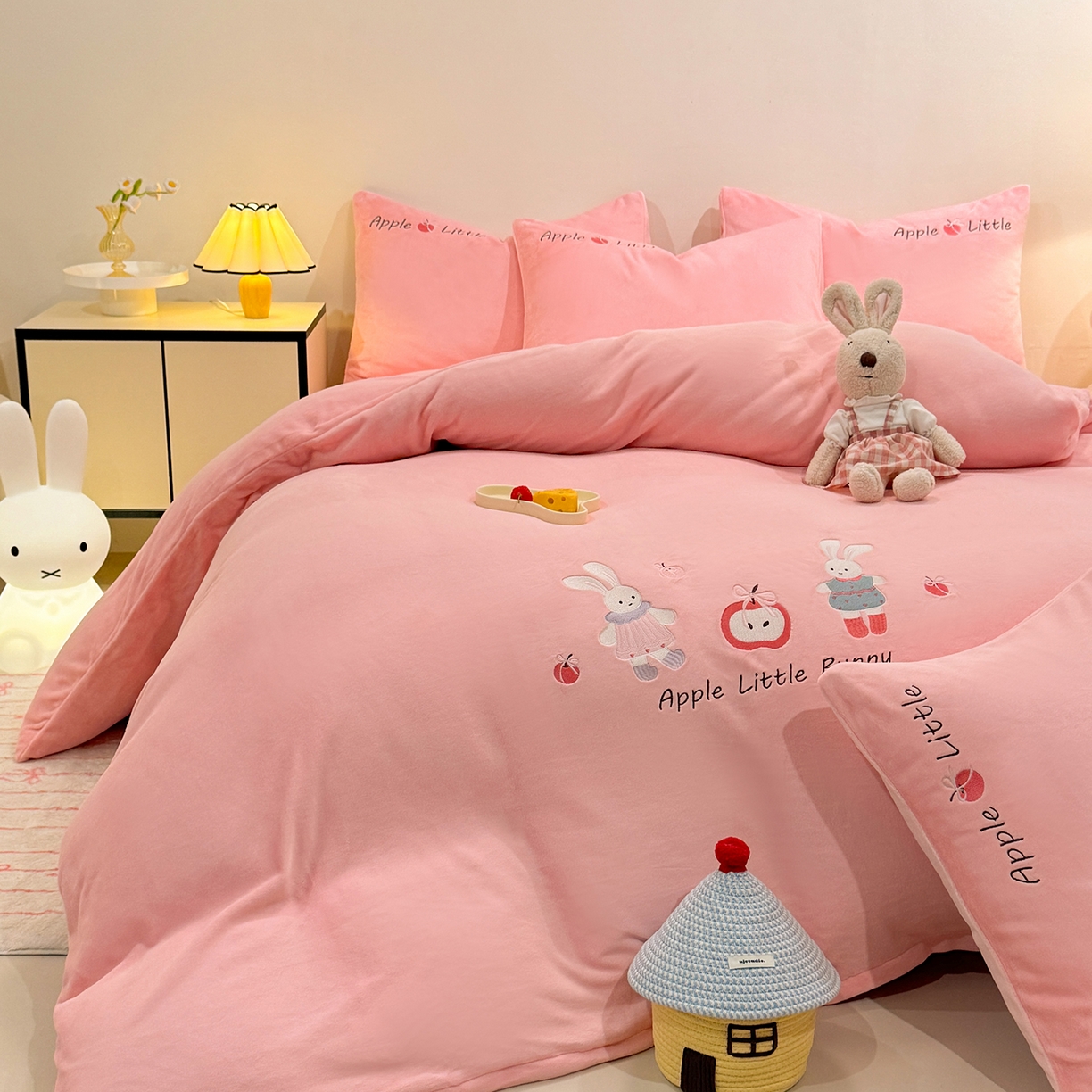 91家纺网 家纺一手货源 找家纺 （总）控价 2025新款 床盖款240克全消光A类刺绣牛奶绒四件套-可爱兔