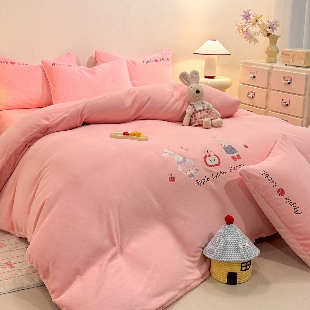 91家纺网 家纺一手货源 找家纺 （总）控价 2025新款 床盖款240克全消光A类刺绣牛奶绒四件套-可爱兔