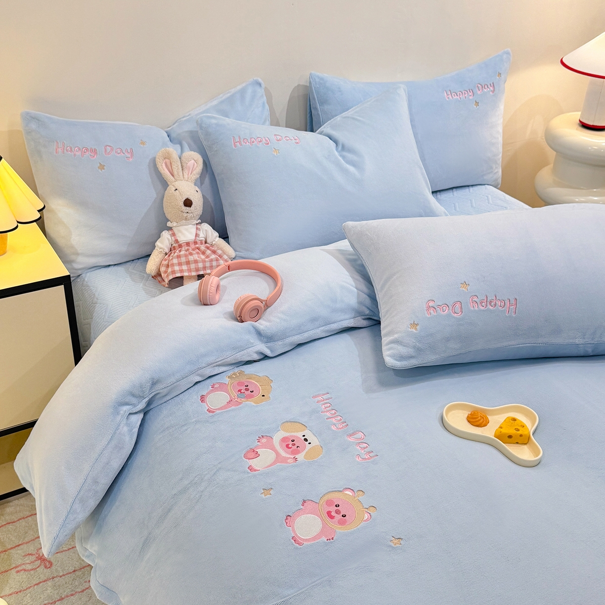 91家纺网 家纺一手货源 找家纺 新方向 2025新款全消光A类刺绣牛奶绒四件套-可爱卢比 可爱卢比-星月蓝