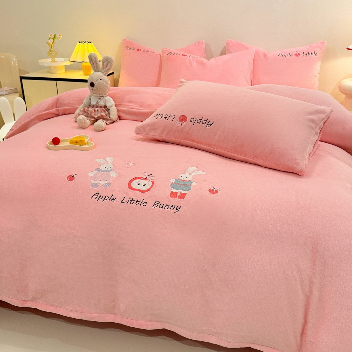 91家纺网 家纺一手货源 找家纺 （总）控价 2025新款 床盖款240克全消光A类刺绣牛奶绒四件套-可爱兔