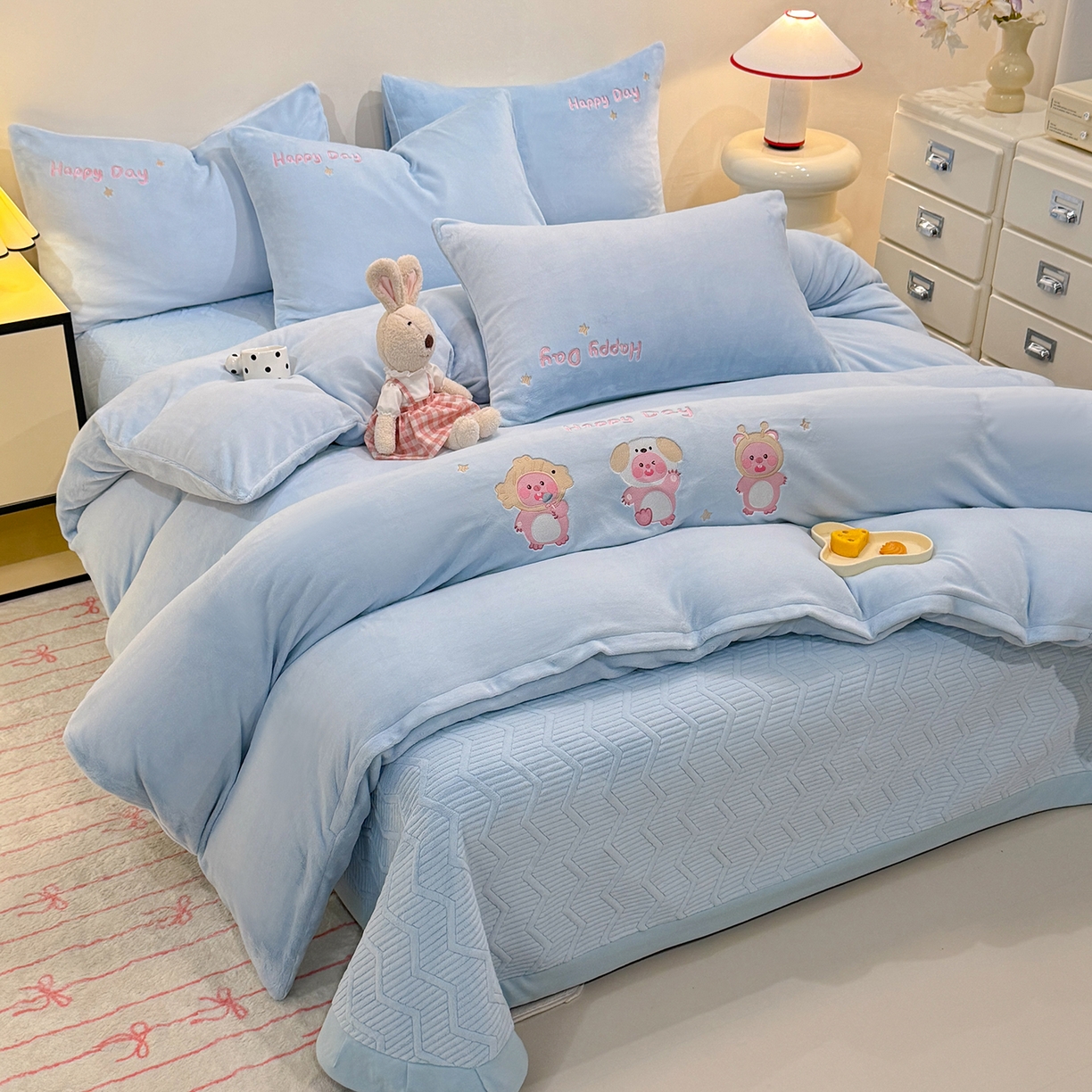 91家纺网 家纺一手货源 找家纺 新方向 2025新款全消光A类刺绣牛奶绒四件套-可爱卢比 可爱卢比-星月蓝