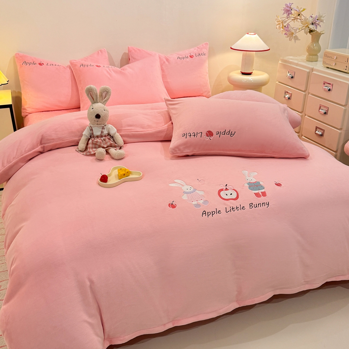 91家纺网 家纺一手货源 找家纺 （总）控价 2025新款 床盖款240克全消光A类刺绣牛奶绒四件套-可爱兔