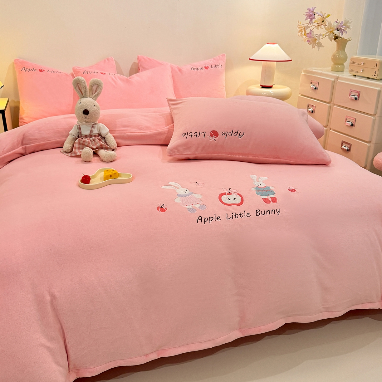 91家纺网 家纺一手货源 找家纺 （总）控价 2025新款 床盖款240克全消光A类刺绣牛奶绒四件套-可爱兔