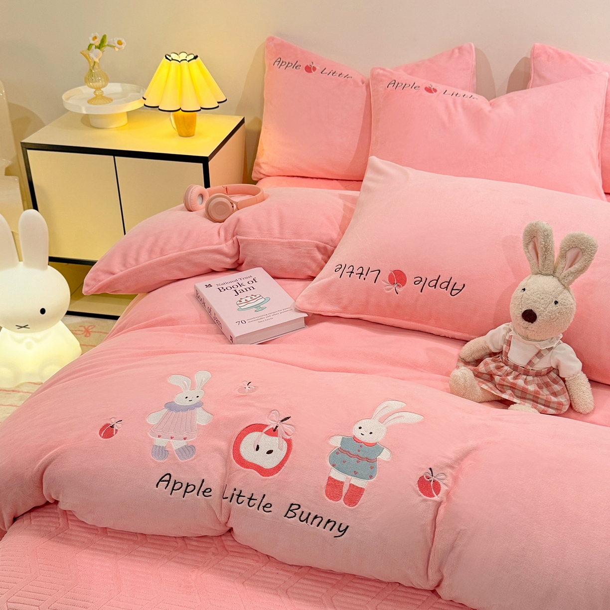 91家纺网 家纺一手货源 找家纺 （总）控价 2025新款 床盖款240克全消光A类刺绣牛奶绒四件套-可爱兔