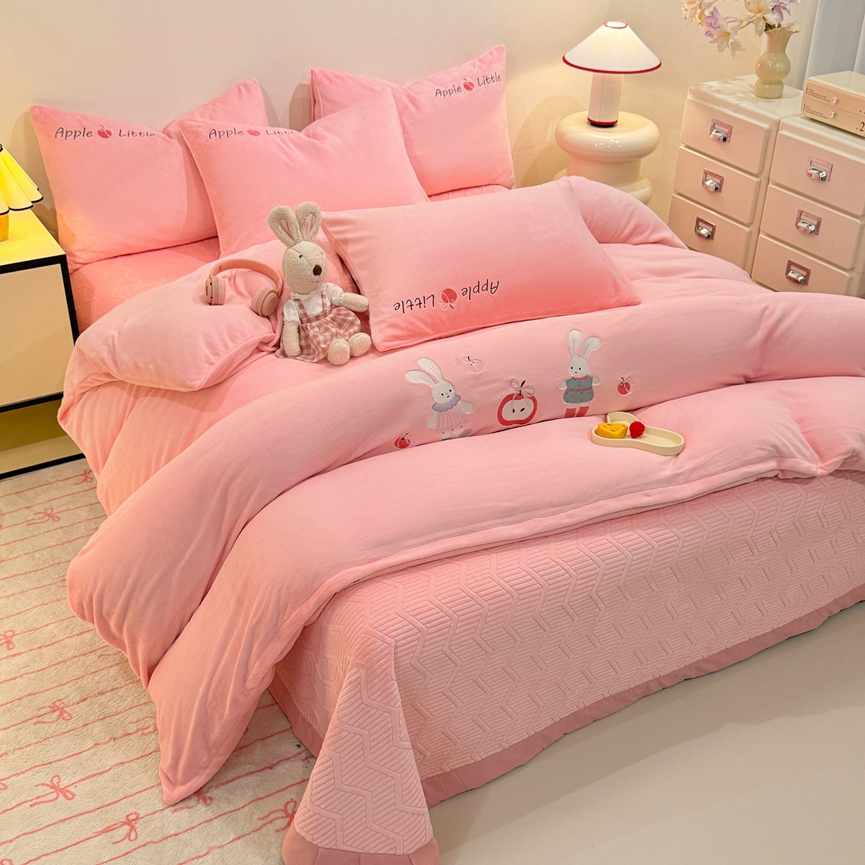 91家纺网 家纺一手货源 找家纺 （总）控价 2025新款 床盖款240克全消光A类刺绣牛奶绒四件套-可爱兔