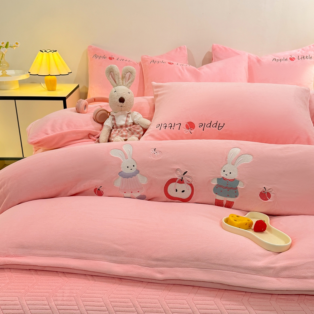 91家纺网 家纺一手货源 找家纺 （总）控价 2025新款 床盖款240克全消光A类刺绣牛奶绒四件套-可爱兔