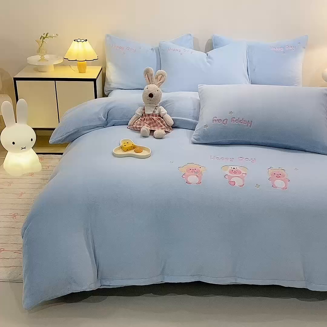 91家纺网 家纺一手货源 找家纺 新方向 2025新款全消光A类刺绣牛奶绒四件套-可爱卢比 可爱卢比-星月蓝